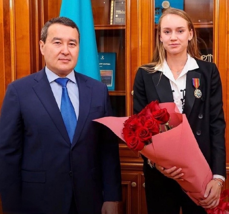 位居中游的 位居中游的